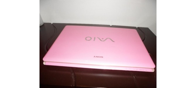 Vand laptop SONY VAIO PCG-61111M PINK ca nou + geanta cadou!!!!!1200 lei!!!!